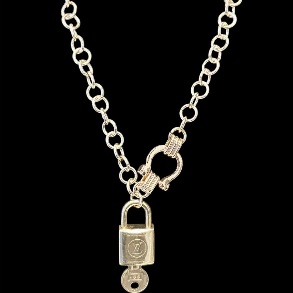 Louis Vuitton Lock & Key #201 w/a Gold Chain Necklace 16 Inch Shackle Clasp - Picture 3 of 9